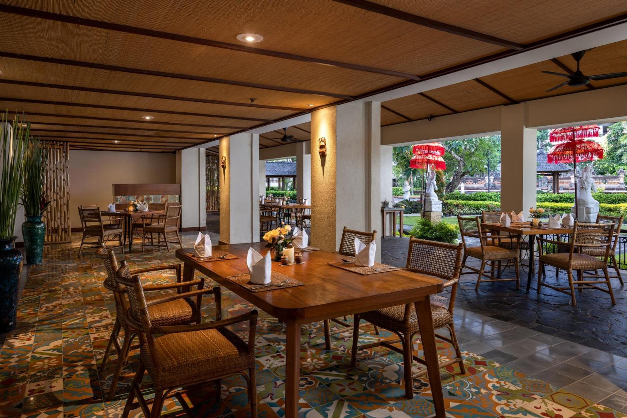 ホテル プラマ サヌール ビーチ バリ エクステリア 写真 The restaurant at the hotel